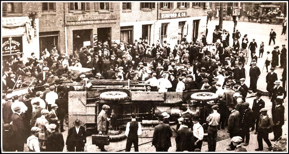 Franklin Square 1915 Firetruck Accident